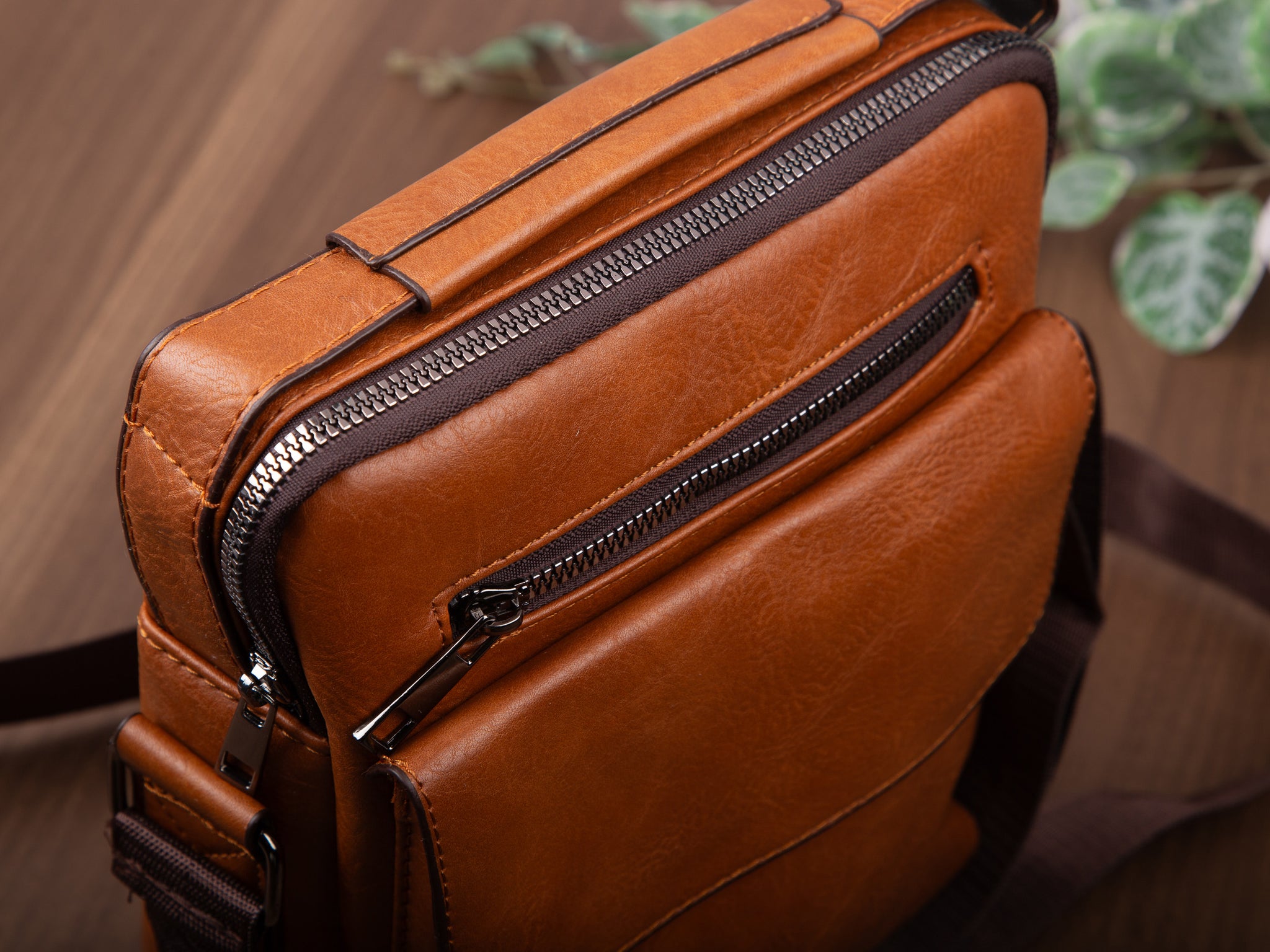 Torba męska na ramię eko skóra z klapką, jasnobrązowa 20x25