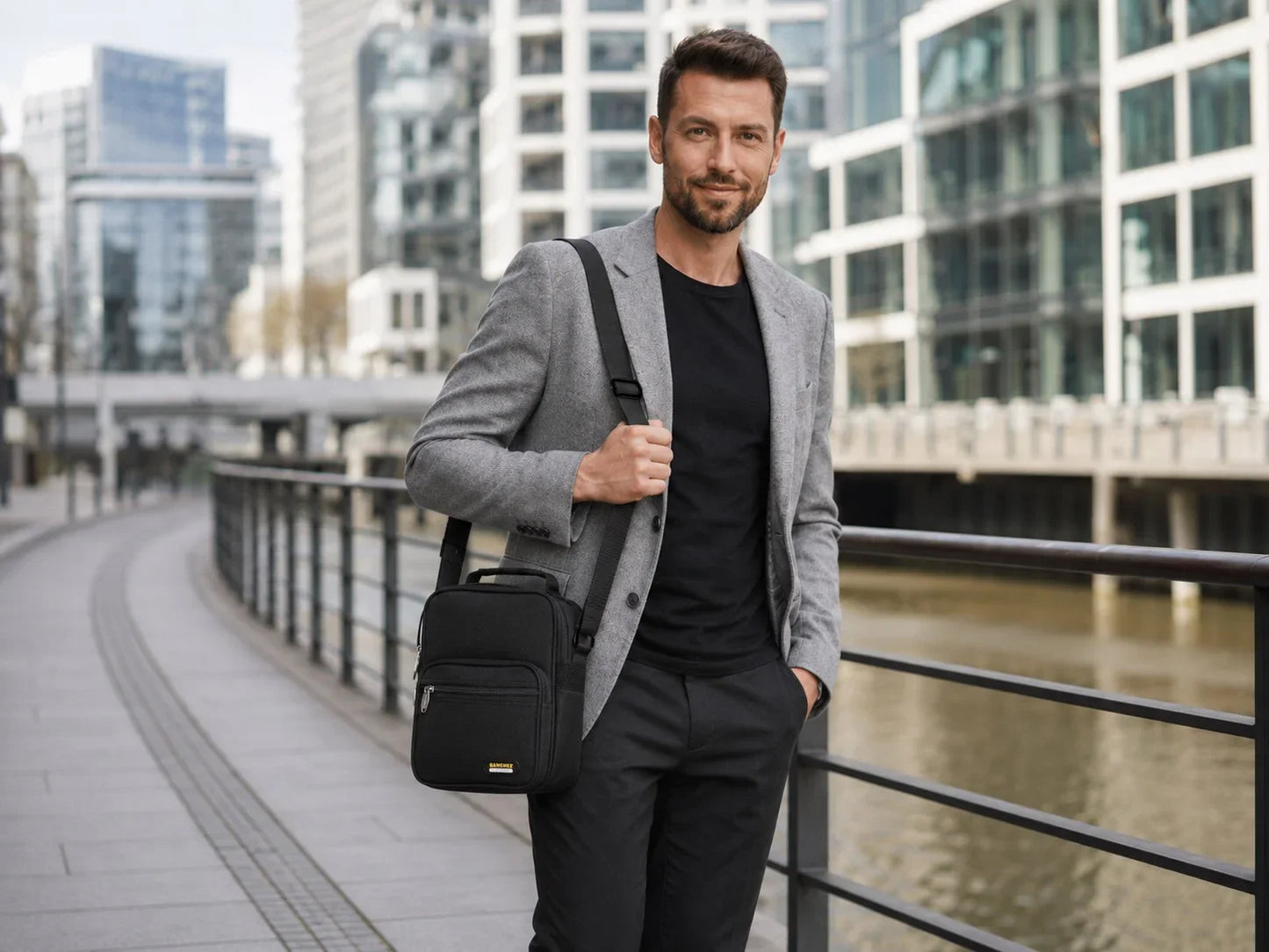 Torba męska na ramię czarna listonoszka pionowa 3 komory nylon