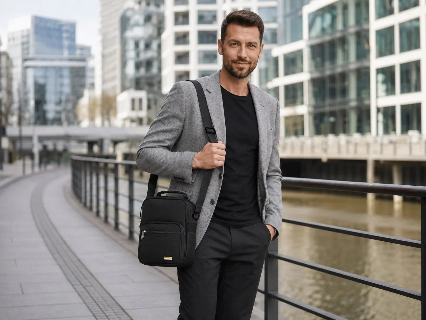 Torba męska na ramię czarna listonoszka pionowa 3 komory nylon
